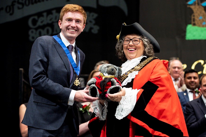 Former Mayor Alex Houghton and new Mayor Jacqui Rayment