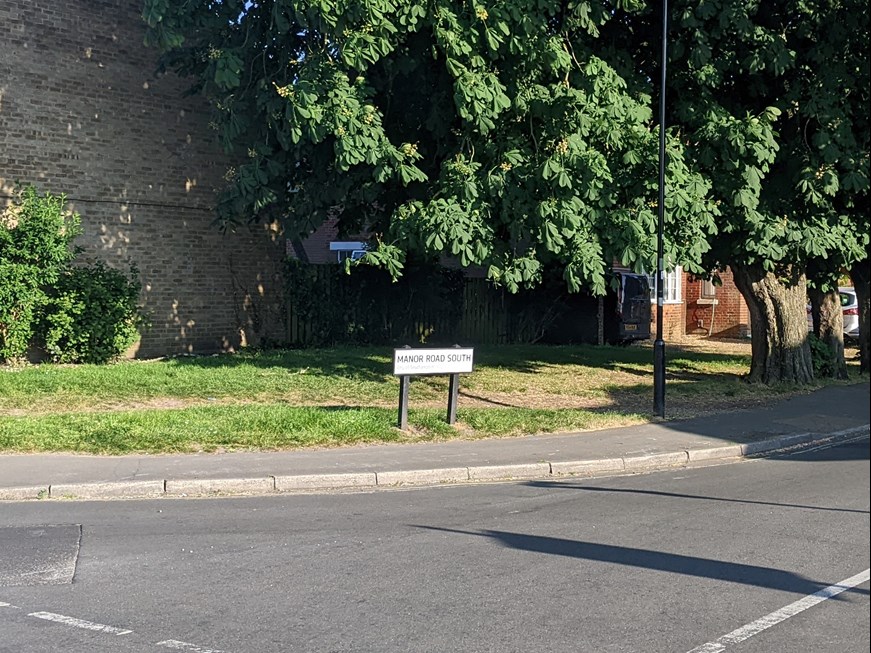 Image of the junction of Radstock Road and Manor Road South