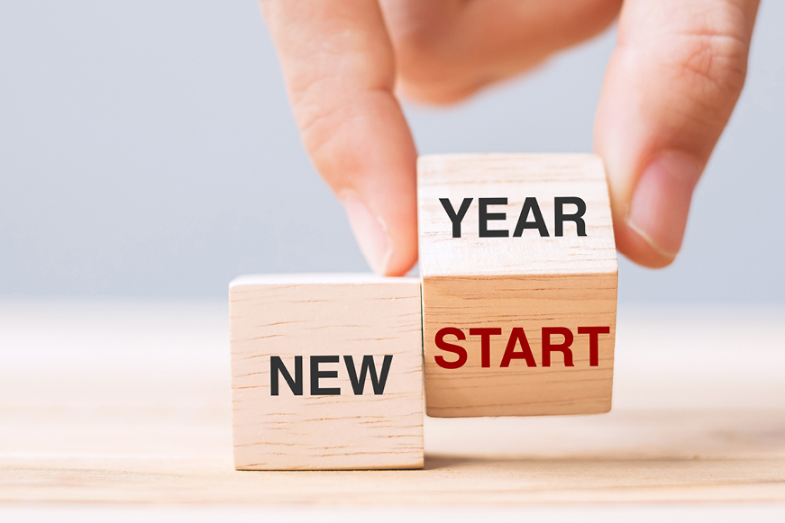 Turning over one of two cubes so that the text says "New Year. Start"