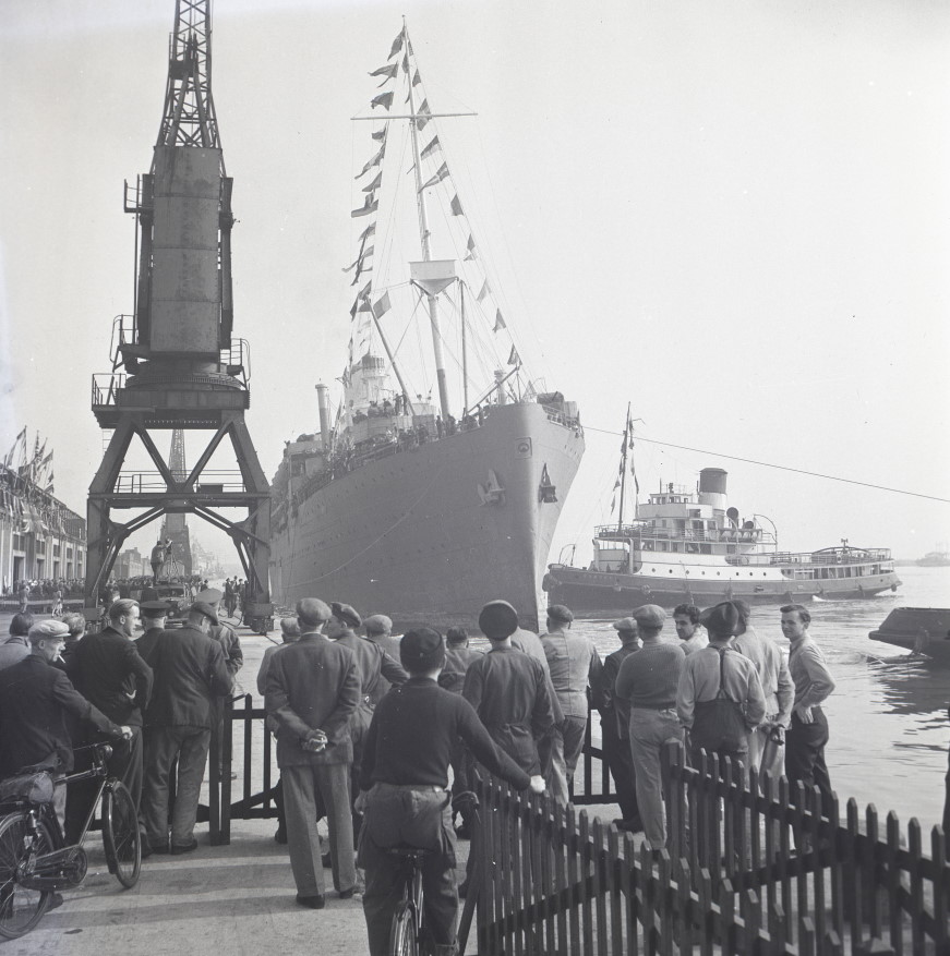 A crowd watching ships